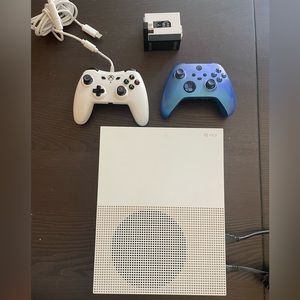 Xbox One S + Controllers
